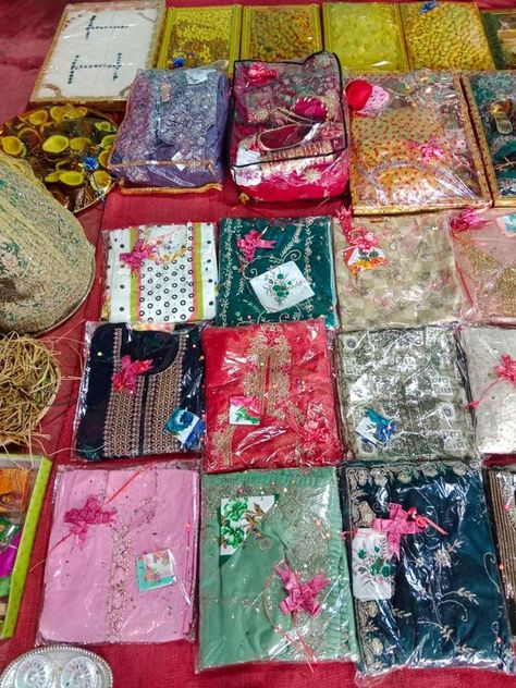 Dress Packing Ideas Gift, Countdown Video Ideas, Bridal Dress Packing Ideas, Shaadi Decoration, Countdown Video, Dress Packing, Bridal Essentials, Bride Things, Bridal Boutique Interior