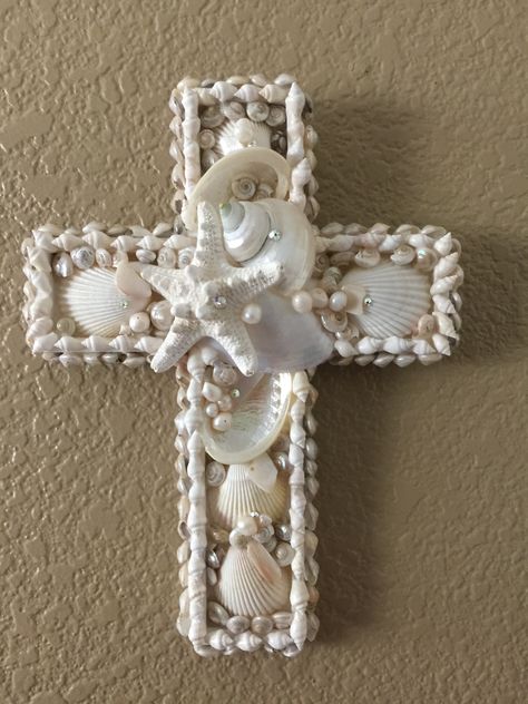 Decorative Crosses, Wooden Cross Crafts, Seashell Cross, Clothespin Diy Crafts, Seashell Art Diy, Shell Cross, Faith Crafts, Beach Christmas Decorations, Beach Themed Crafts