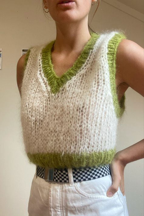 Monday Journal, Crochet V Neck, Crochet Sweater Vest, Ärmelloser Pullover, V Neck Vest, Knit Vest Pattern, Pull Crochet, Mode Crochet, Crochet Fashion Patterns