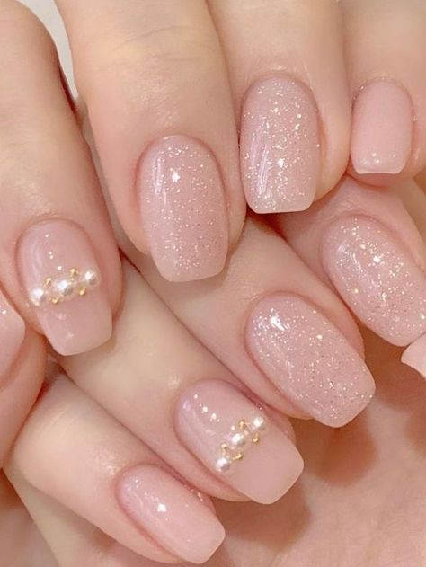 5 Easy Beach Nails for a Quick Summer Look Engagement Nails Ideas Short, Nude Nails With Nail Art, Korean Nail Designs Trends, Korean Wedding Nails, Nude Short Nails Ideas, Nude Simple Nails, Nude Nailart, Nude Nails With Glitter, Chrome Nail Colors