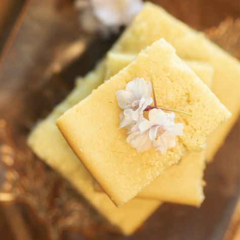 Butter Mochi Recipe, Butter Mochi, Hawaiian Recipes, Mochi Recipe, Sweet Butter, Rich Chocolate Cake, Japanese Recipes, Japanese Sweet, Hawaiian Food