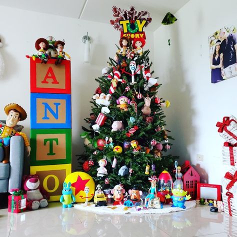 Toy Story Theme Christmas Tree, Toy Story Xmas Tree, Pixar Christmas Tree, Toy Story Christmas Tree, It’s A Small World Christmas Tree, Christmas Toy Store Backdrop, Toys Christmas Tree, Toy Story Christmas, Christmas Tree Ideas