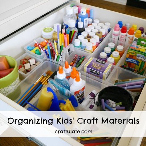 Organizing Kids' Craft Materials - tips on how to store and organize materials in the home Kids Crafts Organization, Rangement Art, Craft Kids, Mason Jar Crafts Diy, How To Store, Organization Kids, Craft Room Organization, Craft Organization, Craft Storage