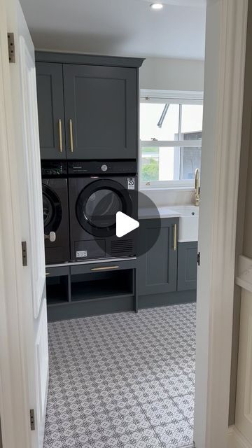 Trevor McDonnell Kitchens on Instagram: "The Utility room at the “ Windsor house project “ 
.
.
Functional, beautiful cabinetry built to perfection by our workshop ✅
.
.
Hardware @hawthornandwillow_com 
.
.
#tmcd #trevormcdonnellkitchens #luxury #luxurykitchen #luxuryhardware #utilityroom #largeutility #laundry #laundryroom #tmcd" Utility In Garage Laundry Rooms, Laundry Room Ideas With Bathroom, Laundry Room Upper Cabinet Ideas, Tower Laundry Room Ideas, Luxurious Laundry Room, Laundry Built In, Laundry Room Decor Inspiration, Utility Room Ideas Layout, Green Utility Room