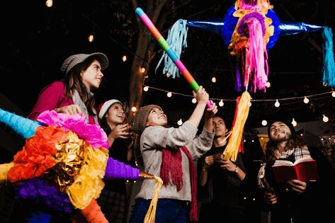 ¿Serás anfitrión y no sabes cómo hacer una posada navideña? Con esta guía de seis pasos podrás organizarla sin problema, de principio a fin. Mexican Christmas Traditions, Christmas Stock Photos, Christmas Date, New Years Traditions, Holiday Lessons, Mexican Christmas, Meaning Of Christmas, True Meaning Of Christmas, Three Wise Men