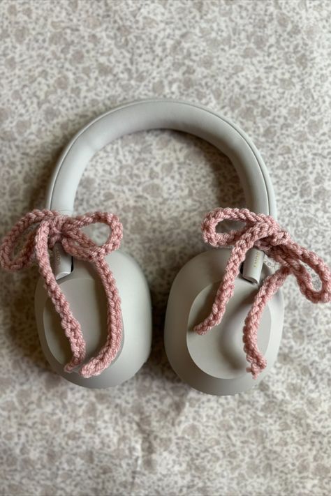 Headphone Decoration Crochet, What To Crochet For Boyfriend, Decorating My Headphones, Headphone Decoration Ideas, Boyfriend Crochet Gift, Crochet Gift For Boyfriend, Crochet Headphone Accessories, Crochet Ideas For Boyfriend, Crochet Boyfriend