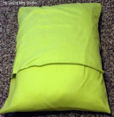 How to Make a Spoiled Dog Bed | Pet Bed Ideas | Pillow | DIY Diy Dog Bed Pillow, Pallet Dog Bed, Dog Bed Sewing Pattern, Bed Tutorial, Fleece Dog Bed, Spoiled Dog, Diy Pet Bed, 1001 Pallets, Spoiled Dogs