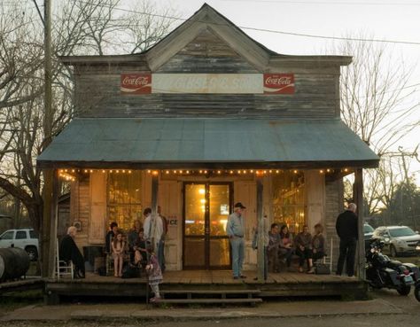 This little General Store serves up delicious dinner Thursday, Friday and Saturday from 5 PM to 9 PM. While you wait for your turn to dine, chat with others on the front porch. Mississippi Aesthetic, Things To Do In Mississippi, Old General Stores, Mississippi Travel, Country Stores, Southern Mississippi, Adventure Ideas, Usa Roadtrip, Mississippi Delta