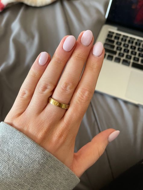 Short almond dip powder nails Simple Dipped Nail Ideas, Short Natural Nails Shape, Trendy Neutral Nails Short Round, Short Nail Inspo Neutral, Oval Nail Shape Short, Short Simple Dip Nails, Short Oval Pearl Nails, Short Round Simple Nails, Nail Inspo For Small Nails