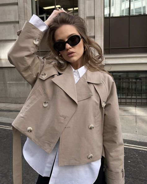 photo by @polinailieva / trench coat / outfit Curvy Winter Outfits, Trench Coat Street Style, Fall Coat Outfit, Trench Outfit, Cropped Outfits, Trench Coat Fall, Short Coats Women, Outfits Sommer, Cropped Trench Coat