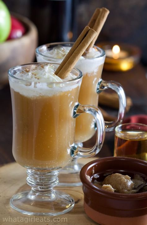 hot apple pie cocktail Apple Pie Drink, Apple Pie Cocktail, Thanksgiving Cocktail Recipes, Thanksgiving Cocktail, Toddy Recipe, Hot Toddies Recipe, Cider Cocktails, Fall Cocktail, Warm Apple Cider