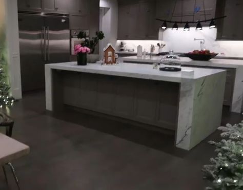 Kylie Jenner Kitchen, Celeb Lifestyle, Kardashian Houses, Kylie Jenner House, Kardashian Home, Jenner House, Hampton Home, Palm Springs Home, Famous Houses