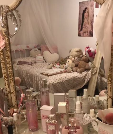 Hyper Feminine Bedroom, Hyper Feminine Room, Pink Beige Aesthetic, Hyper Feminine Aesthetic, Aesthetic Coquette Room, Coquette Bedroom, Feminine Room, Girly Vibes, Light Feminine