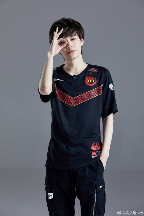 Pose Poto, Jersey Boys, Sport Player, Anime People, Gaming Shirt, Boyfriend Pictures, League Of Legends, Photo Poses, One Piece