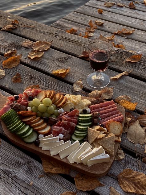 Autumn Charcuterie Board Aesthetic, Cozy Autumn Food, Woodworking Photoshoot, Autumn Recipes Aesthetic, Cozy Autumn Vibes, Cozy Fall Party, Halloween Season Aesthetic, Fall Dinner Party Aesthetic, Fall Party Aesthetic