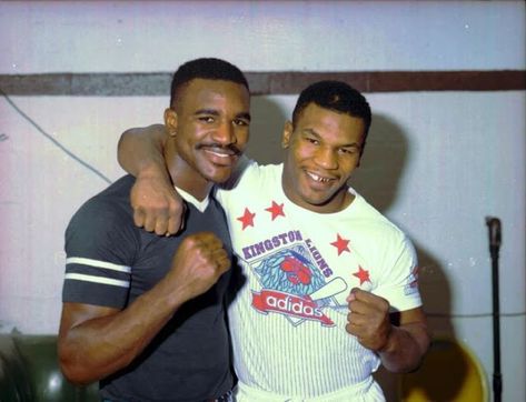 21 Cool Photos That Capture Intimate Moments of Mike Tyson and His Celebrity Friends in the Past ~ Vintage Everyday Evander Holyfield, Mighty Mike, Mike Tyson Boxing, Roberto Durán, Boxing Images, Mohamed Ali, Boxing Posters, Мотоциклы Cafe Racers, Boxing History