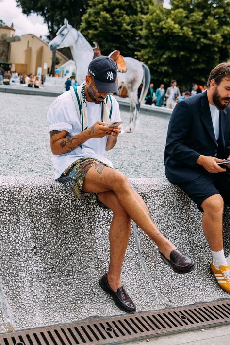 Italian Mens Street Style, Pitti Uomo 2024 Summer, Men’s Spring Style, Men’s Summer Style 2024, Men Style 2024, Men’s Spring Fashion, Spring Men Outfit, Mens Fashion 2024, Men’s Summer Casual Outfits