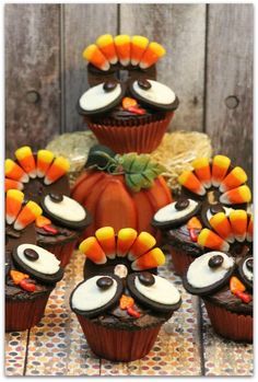 Cute Turkey Cupcakes, Mm Cupcakes, Turkey Cupcake, Cute Thanksgiving Desserts, Oreo Turkey, Delicious Thanksgiving Desserts, Thanksgiving Desserts Kids, Turkey Cupcakes, Thanksgiving Cupcakes