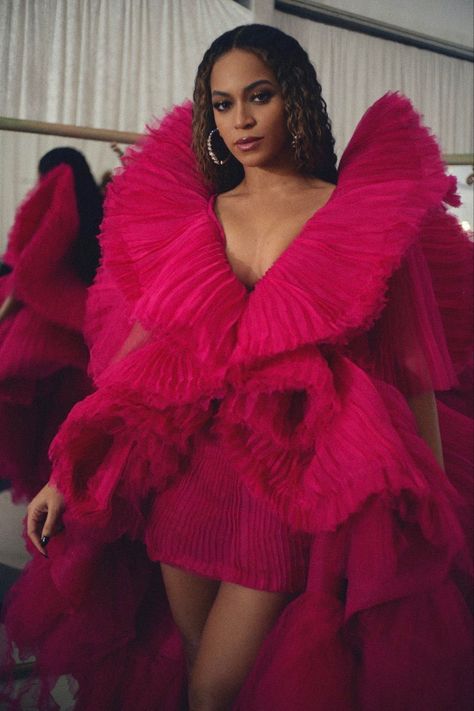 Beyonce Pink, Beyonce Dress, Issa Rae, Influential Women, Beyoncé Giselle Knowles, Beyonce Knowles, Person Standing, Pink Parties, Queen B