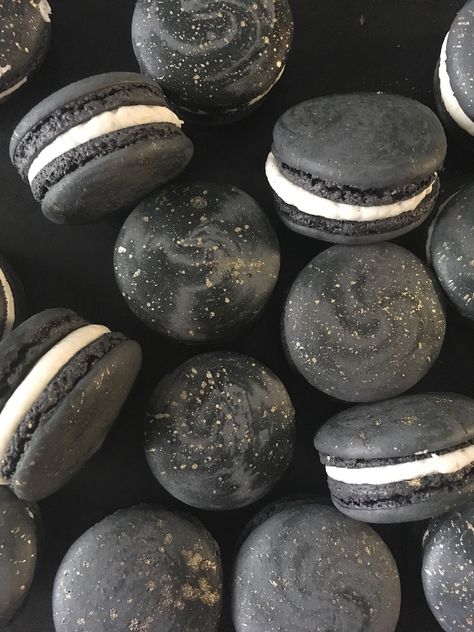 Black swirled with gold splatter, French macarons. ✨ Black Macarons, Black Dessert, Black And White Wedding Theme, Easter Dinner Recipes, Black Food, Macaron Recipe, Christmas Sweets, Pretty Birthday Cakes, French Macarons