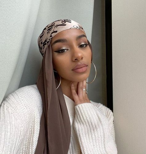 Christian Veiling, Modest Street Fashion, Headwrap Hairstyles, Poses For Instagram, Stile Hijab, I Love Being Black, Hijabi Fits, Hijab Beauty, Head Wrap Styles