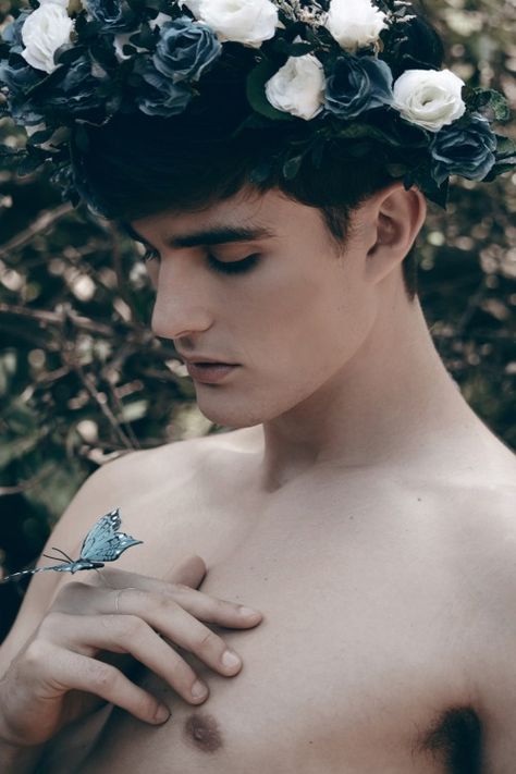 Erick Wienandts | Photographed by Rodrigo Marconatto Male Witch, Blue Things, Flower Boys, 영감을 주는 캐릭터, Narnia, Flower Crown, A Flower, Flower Power, Character Inspiration