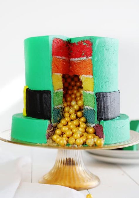 I can’t think of a better cake for St. Patrick’s Day. This Leprechaun Hat Cake hides a wonderful surprise-inside too! ot only is this cake fun on the outside and inside, but it tastes amazing and has the most glorious candy treat inside! #cake #stpatricksday #sweet Leprechaun Hat Cake, Leprechaun Cake Ideas, March Birthday Cake, Leprechaun Party, Leprechaun Cake, Patrick Cake, St Patricks Day Cake, St Patrick's Day Appetizers, Irish Cream Cake