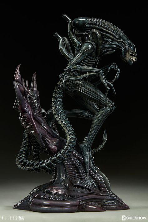 Alien Figurines, Dracula Armor, Alien Anatomy, Warrior Statue, Alien Warrior, Alien Xenomorph, Alien Figure, Character Statue, Creepy Photos