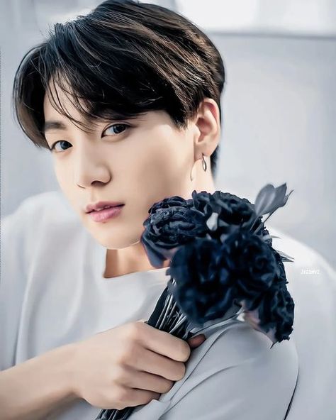 Flower Video, Holding Flowers, Flower Child, Bts Jungkook, One Pic, Jeon Jungkook, Bangtan Boys, Bangtan Sonyeondan, Bts