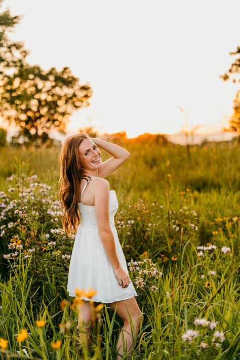 Senior Picture Wildflowers, Senior Girl Flower Field, Senior Photos Wildflowers, Senior Picture Ideas Flowers, Photos In Field, Sunflower Pics, Wildflower Aesthetic, Field Senior Pictures, Women Photoshoot