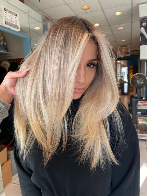 Messy Updo Hairstyles, Messy Updos, Balayage Straight Hair, Warm Blonde Hair, Blonde Hair With Roots, Golden Blonde Hair, Straight Blonde Hair, Dark Roots Blonde Hair, Messy Updo