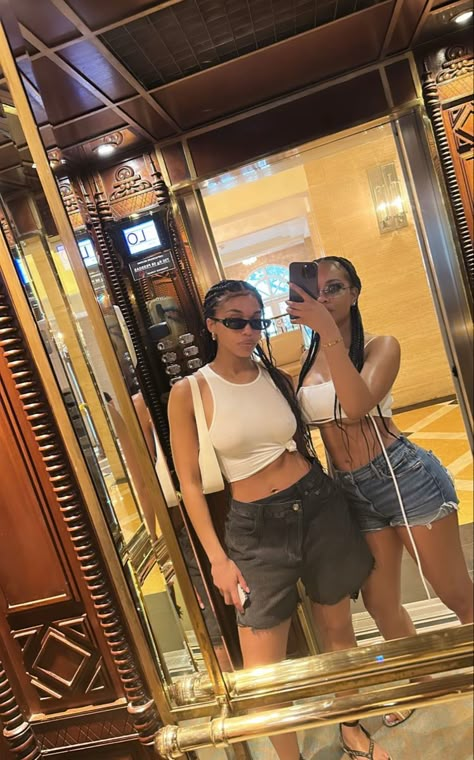 Lori Harvey Beach, London Aesthetic Outfits, Harvey Outfits, Jamaica Outfits, Sports Shoes Outfit, Lori Harvey, Cute Swag Outfits, How To Pose, Latest Pics