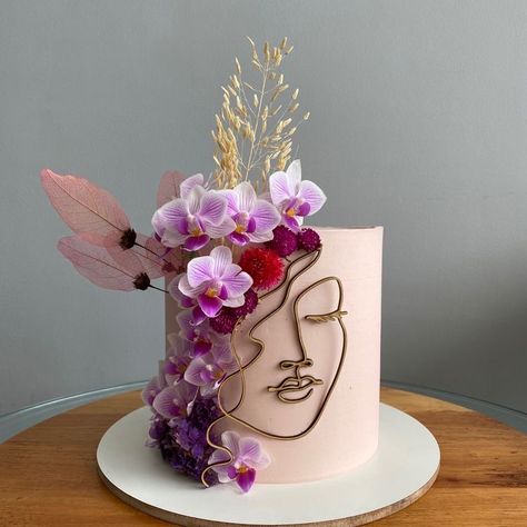 Cake With Acrylic Face, Cakes For 32nd Birthday, 32 Birthday Cake For Women, Cakes For 50th Birthday For Women, Cake 50th Birthday Woman, 50 Birthday Cake For Women Elegant, 50th Birthday Cakes For Women Elegant, Face Cake Design, 60 Birthday Cakes For Women