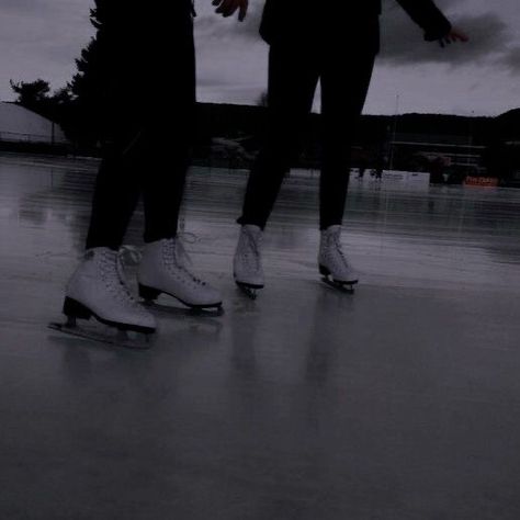 Skater Aesthetic Girl, Vision Board Pics, Skating Aesthetic, Skater Aesthetic, Ice Skaters, Inline Skating, Figure Skater, Roller Skating, Couple Aesthetic