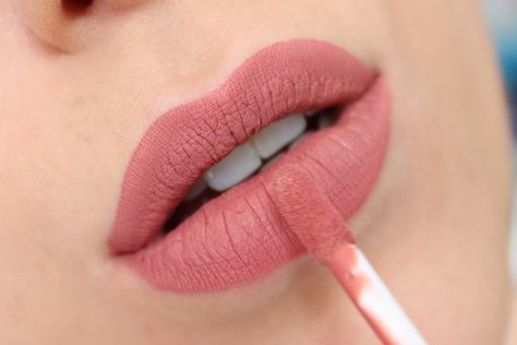 I’ve accumulated a lot of matte liquid lipsticks over the past three  months. This lipstick format presented a new set of challenges for me, and  it took several tries before I got the hang of it. I think I’ve mastered  the art - at least of applying it on myself - and here are some of the tips  I learned as I eased into liquid lipsticks.  image via britishbeautyaddict.com  Tip #1: Remove as much product as possible from the doe foot applicator.  The amount of product in the applicator is usu... Matte Lipstick Brands, Best Matte Lipstick, Nyx Lingerie, Lip Art Makeup, Lipstick For Fair Skin, Lipstick Tutorial, Lipstick Designs, Lipstick Brands, Glam Makeup Look