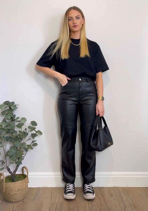 Leather Trousers Outfit Casual, Leather Trousers Outfit, Lederhosen Outfit, Minimalist Wardrobe Capsule, Ny Outfits, 2015 Outfits, Leather Pants Outfit, Relaxed Outfit, Casual Day Outfits