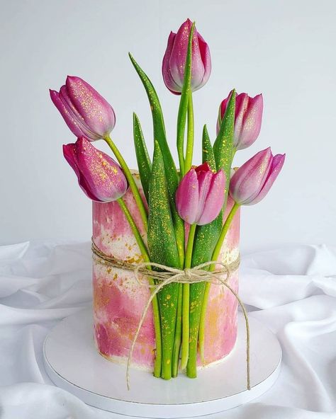 Birthday Cake With Tulips, Tulip Cake Ideas, Tulip Birthday Cake, Cake With Tulips, Tulips Cake, Tulip Cake, Showstopper Cakes, Spring Dessert, Tulip Wedding