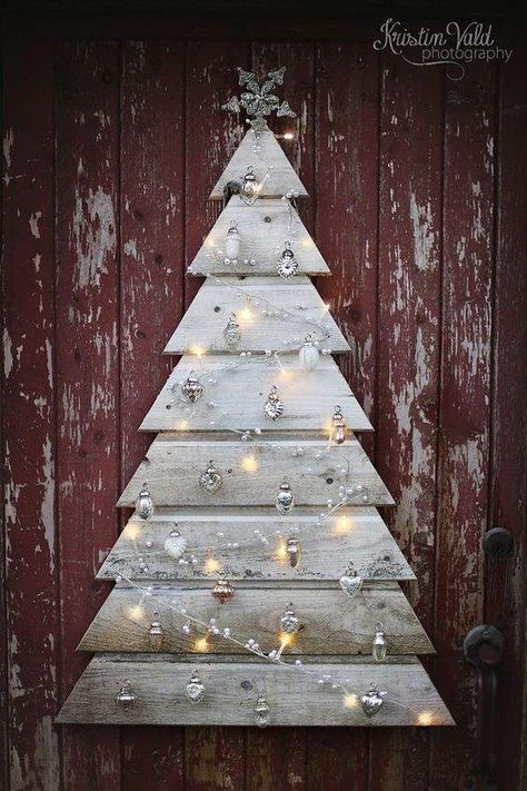 Jul Diy, Calendar December, Pallet Christmas Tree, Pallet Christmas, Alternative Christmas, Wooden Christmas Tree, Alternative Christmas Tree, Christmas Calendar, Traditional Christmas Tree