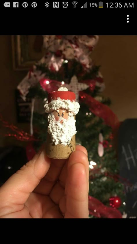 Diy Cork Crafts, Christmas Cork Ornaments, Wine Cork Crafts Christmas, Mexico Christmas, Wooden Spool Crafts, Cork Crafts Christmas, Wine Cork Wreath, Cork Wreath, Cork Crafts Diy