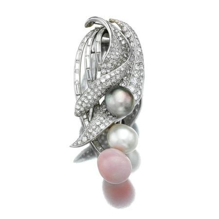 Conch pearl, natural pearl and diamond brooch Pearl And Diamond Jewelry, Conch Pearl, Leaf Motif, Pearl Jewellery, Diamond Brooch, Pearl Brooch, Fantasy Jewelry, Pearl Diamond, Precious Gems