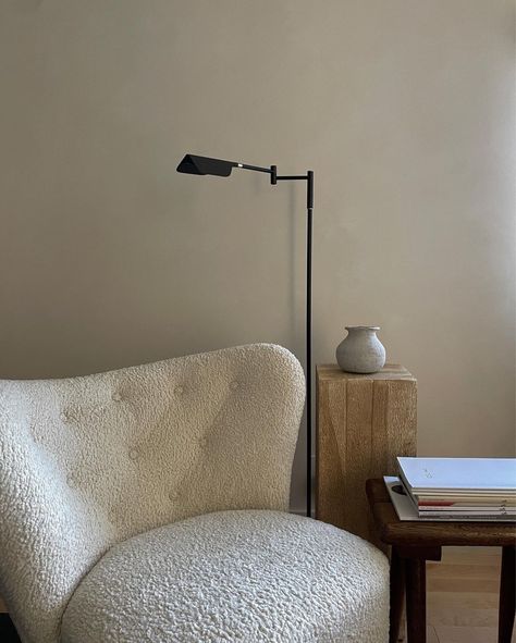 T H É R È S E on Instagram: “I mentioned a couple weeks ago that I was on the hunt for a modern floor lamp to complete our reading nook. Serendipitously @wearebrightech…” Leaf Floor Lamp, Small Space Hacks, Beautiful Floor Lamps, Lamp Minimalist, Modern Floor Lamp, Led Floor, Modern Floor, Apartment Decor Inspiration, The Leaf