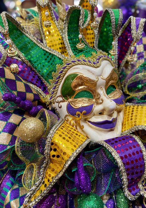 Mardi Gras Clown, Mardi Gras Celebration, Mardi Gras 2024, Mardi Gras Tattoo Ideas, Mardi Gras Outdoor Decorations, Mardi Gras Aesthetic, Southern Wreaths, Mardi Gras Pictures, Jester Tattoo