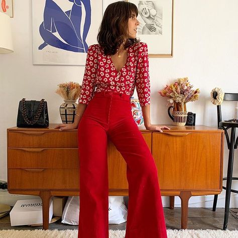 Style Inspiration for Every Type of Woman #styleinspiration #1970s #1970sfashion #1980s #1980sfasion #womanoutfits #fashionactivation #womanslook Mode Retro, 70s Inspired Fashion, 70s Outfits, Look Retro, French Girl Style, Populaire Outfits, Neue Outfits, Stil Inspiration, Red Pants