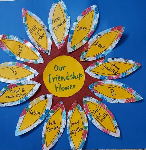 English Models, Friendship Flower, Inspirational Bulletin Boards, Class Board, Friendship Flowers, Bulletin Boards Classroom Decor, School Board Decoration, Preschool Classroom Decor, 15 Aug