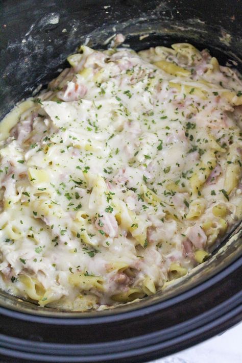 My Slow Cooker Chicken Cordon Bleu Pasta is an easy meal filled with chicken, smoked ham, and pasta in a creamy cheese sauce. Chicken Cordon Bleu Pasta Casserole, Ham And Pasta, Crockpot Chicken Cordon Bleu, Cordon Bleu Pasta, Chicken Cordon Bleu Pasta, Ham Pasta, Slow Cooker Pasta Recipes, Chicken Cordon Bleu Recipe, Creamy Cheese Sauce