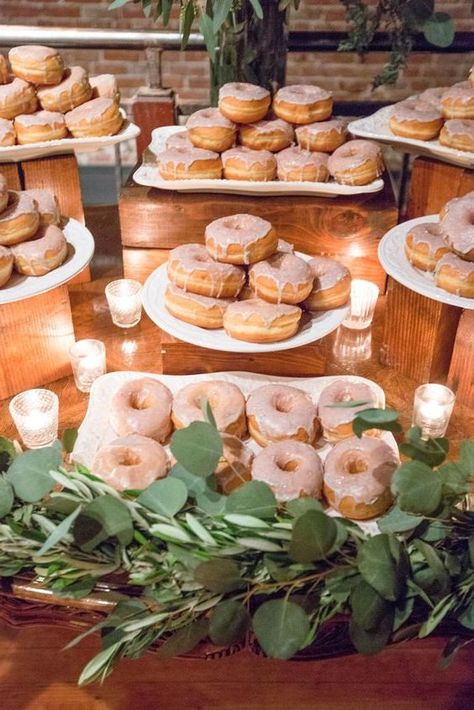 20 Adorable Wedding Donut Bar Ideas 2024 Donut Bar Wedding, Dessert Buffet Wedding, Wedding Buffet Food, Donut Display, Buffet Dessert, Diy Dessert, Wedding Donuts, Donut Bar, Dessert Station