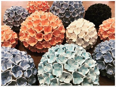 Hydrangea Ceramic, Ceramic Hydrangea, Clay Hydrangea, Ceramic Art Sculpture, Clay Wall Art, Cemetery Flowers, Pottery Crafts, Diy Pottery, Pottery Sculpture