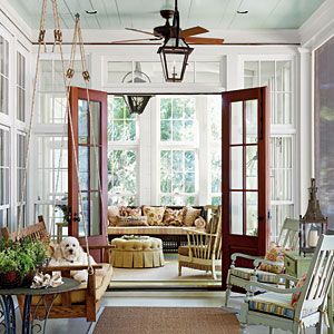 la séparation Balkon Decor, Screened Porch Designs, Southern Living House Plans, Blue Ceilings, Casa Country, Porch Design, Floor To Ceiling Windows, Porch Patio, Southern Living