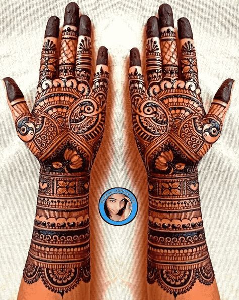 Bhari Hui Mehandi Design, Mehandi Designs Eid, Diwali Mehendi, Trending Mehndi Designs, Peacock Henna, Mehndi Designs For Brides, Henna Design Ideas, Peacock Mehndi, Peacock Mehndi Designs