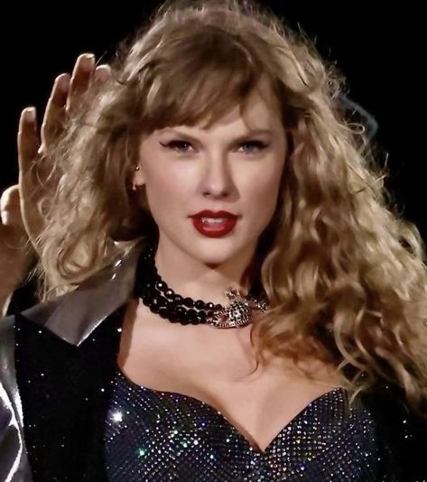 Taylor Swift Natural Hair, Taylor Swift Curly Hair, Blowout Hair, Curly Hair With Bangs, Fluffy Hair, Hairstyles With Bangs, Natural Hair, Bangs, Taylor Swift